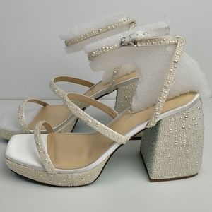 NWT BETSY JOHNSON Denni Chunky Pearl Ankle Strap Platform Heel White Size 10